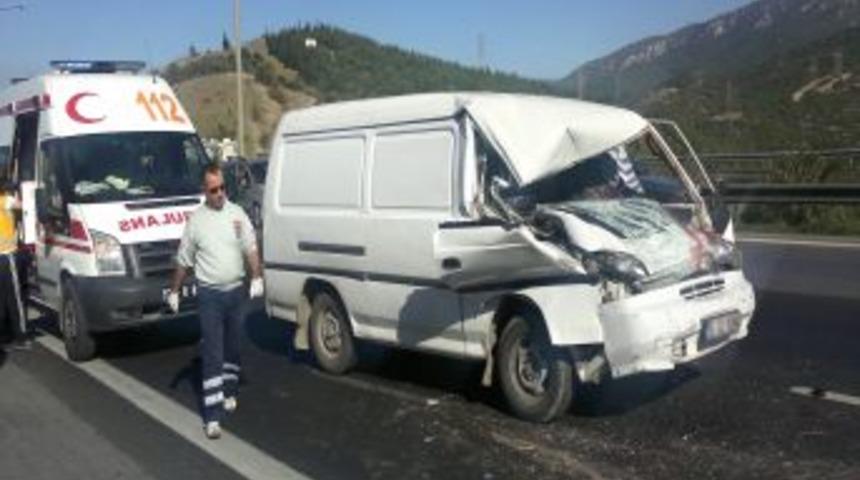 Kamyonla &Ccedil;arpışan Minib&uuml;s&uuml;n S&uuml;r&uuml;c&uuml;s&uuml; &Ouml;ld&uuml;