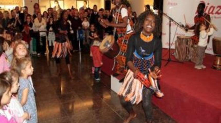 Piazza&rsquo;da &lsquo;african Calabash Dance&rsquo; G&ouml;sterisi