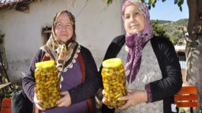 Torbalı'daki Zeytin Festivali'nde Zeynep İlhan R&uuml;zgarı