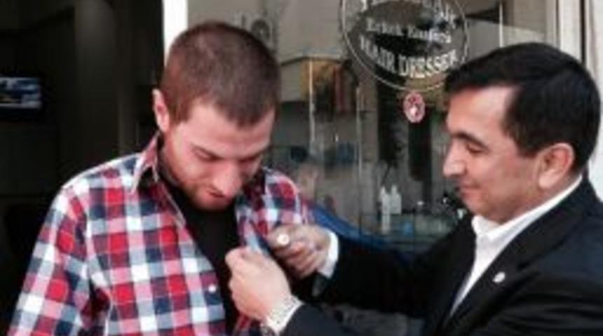 Başterzi'den 2 Bin Atat&uuml;rk Rozeti