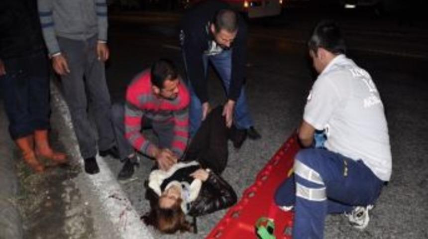 Yolun Karşısına Ge&ccedil;meye &Ccedil;alışan Kadına Motosiklet &Ccedil;arptı