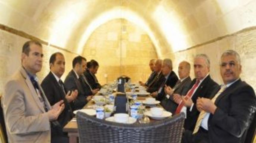 Dr. G&uuml;zelbey, Aleviler İle İftar Yemeğinde Buluştu