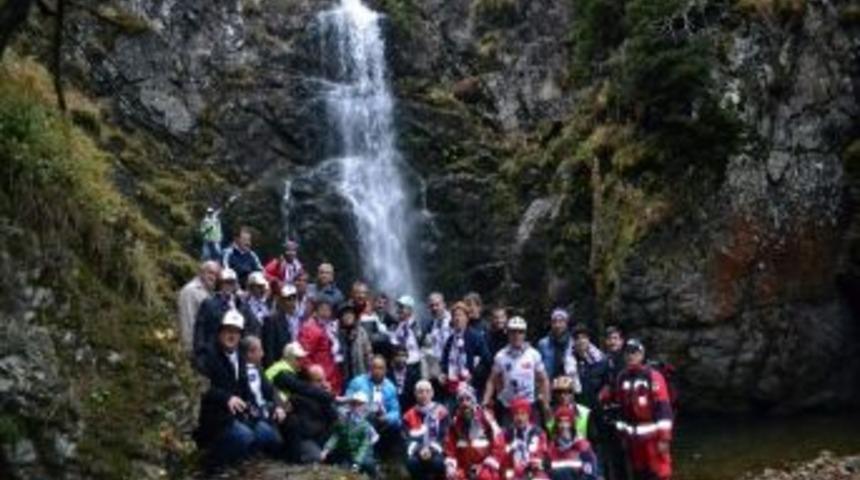 Vali &Ccedil;ift&ccedil;i, Herkesi &Ccedil;ambaşı Yaylası'nın Doğasını G&ouml;rmeye Davet Etti