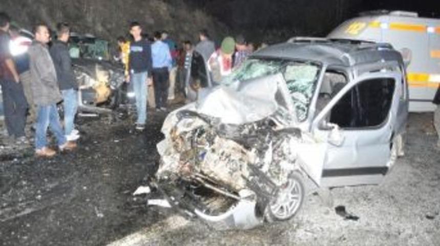 Yatağan'da İki Ara&ccedil; Birbirine Girdi: 1'i Ağır 6 Yaralı