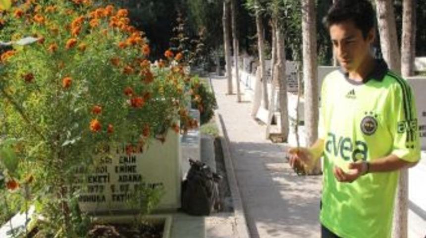 (&ouml;zel Haber) Fanatik Fenerbah&ccedil;eli Şehidin Oğlu, Her Derbi G&uuml;n&uuml; Babasının Kabrini Ziyaret Ediyor