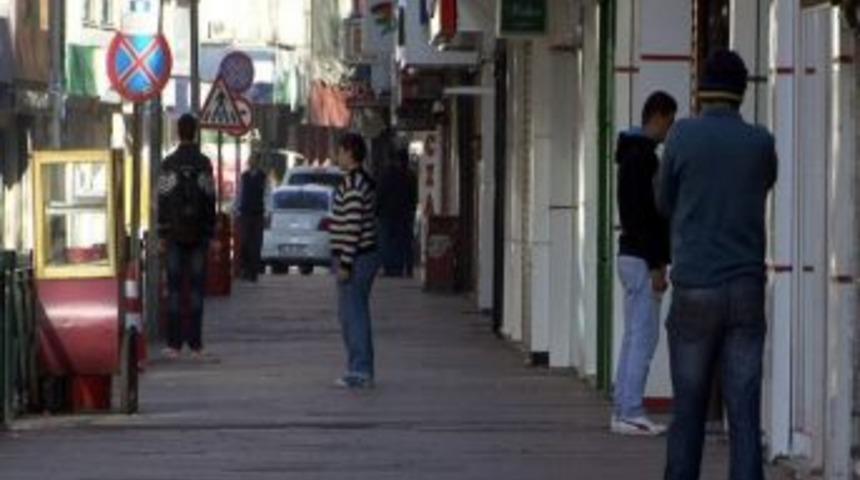 İşlerini Bırakıp Ata&rsquo;ya Saygı Duruşunda Bulundular