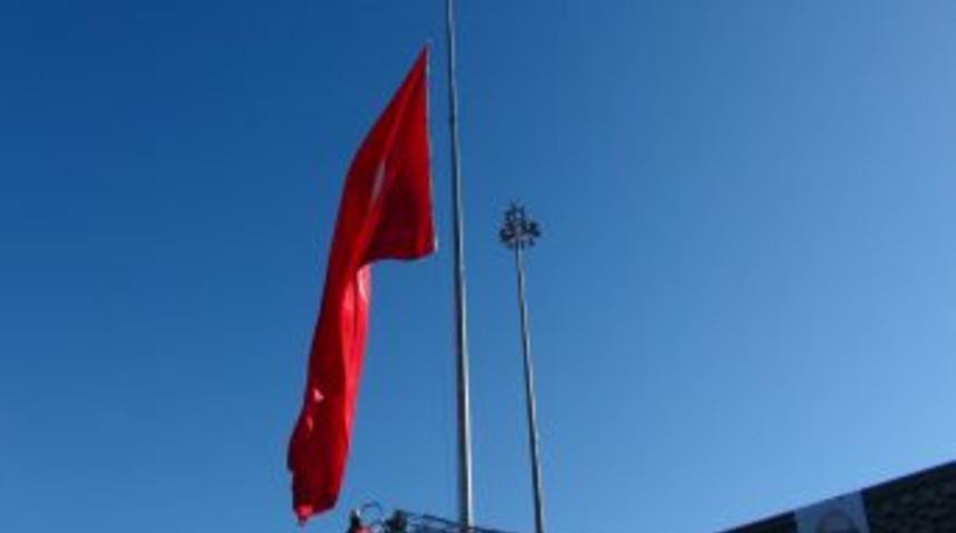 Bayrağı Indiremeyince Itfaiyeden Yardım Istediler