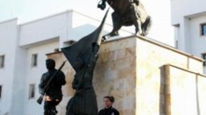 80 Yaşındaki Nineden Atat&uuml;rk İ&ccedil;in Saygı Duruşu