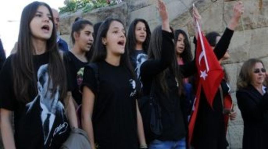 Atat&uuml;rk, &Ccedil;i&ccedil;ek Ve Andımız&rsquo;la Anıldı