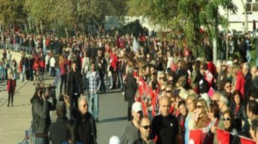 Kadık&ouml;y'de Ata&rsquo;ya Saygı İ&ccedil;in 6.5 Kilometrelik İnsan Zinciri