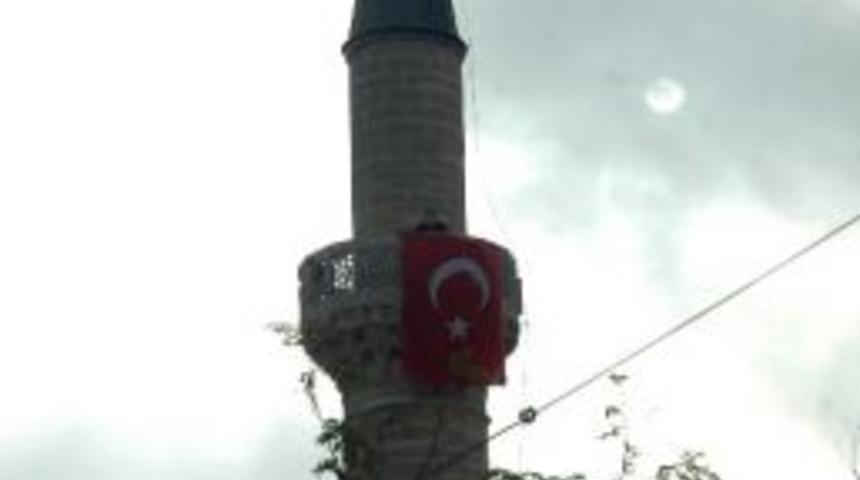 Emekli astsubaydan minarede protesto