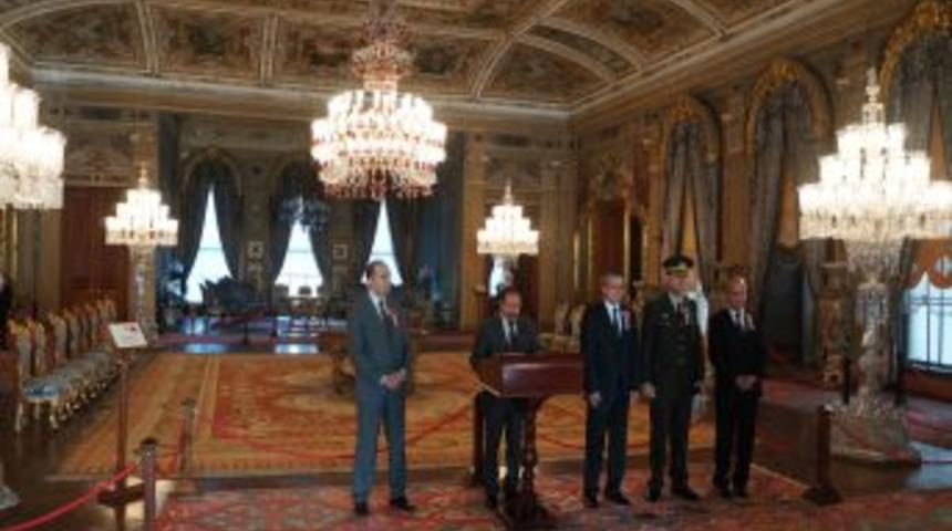 Dolmabah&ccedil;e Sarayı, Ziyaret&ccedil;i Akınına Uğradı