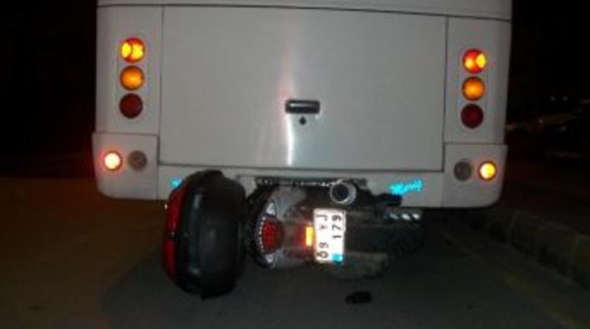 Motosiklet S&uuml;r&uuml;c&uuml;s&uuml; Ve Arkasındaki Yolcu &Ouml;l&uuml;mden D&ouml;nd&uuml;