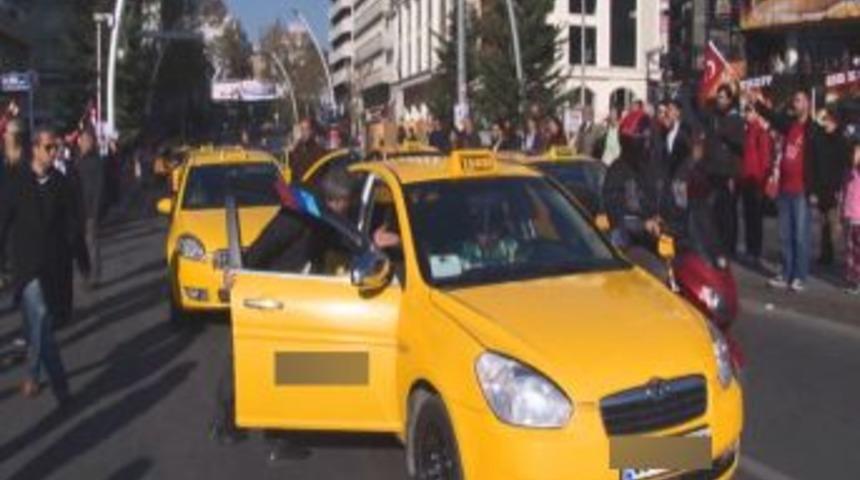 Saygı Duruşu Sırasında M&uuml;zik Dinleyen Taksiciye Tepki