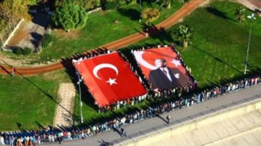Kadık&ouml;y'de Ata&rsquo;ya Saygı Zinciri Havadan G&ouml;r&uuml;nt&uuml;lendi
