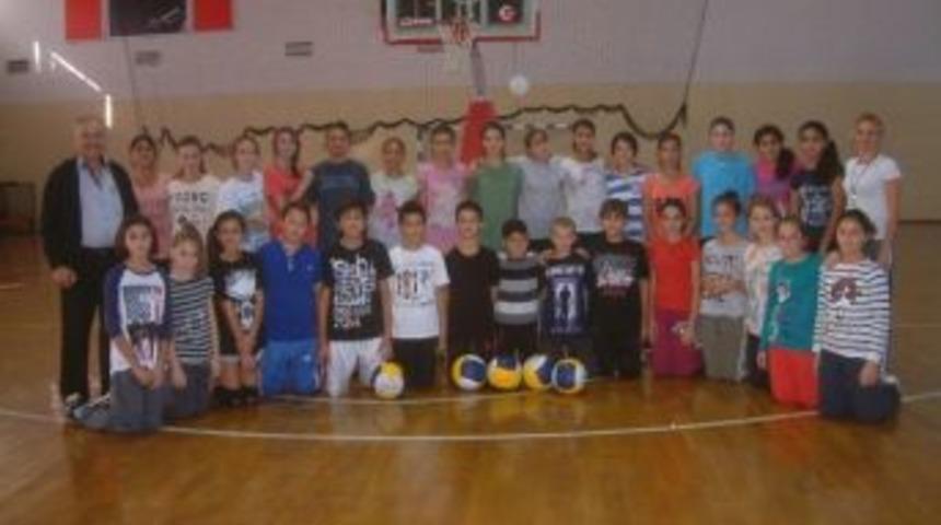Burhaniye&rsquo;de &Ccedil;ocuklar Voleybol &Ouml;ğreniyor