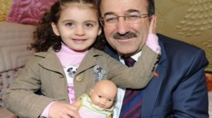 Başkan G&uuml;mr&uuml;k&ccedil;&uuml;oğlu&rsquo;nun &Ccedil;ocuk Sevgisi