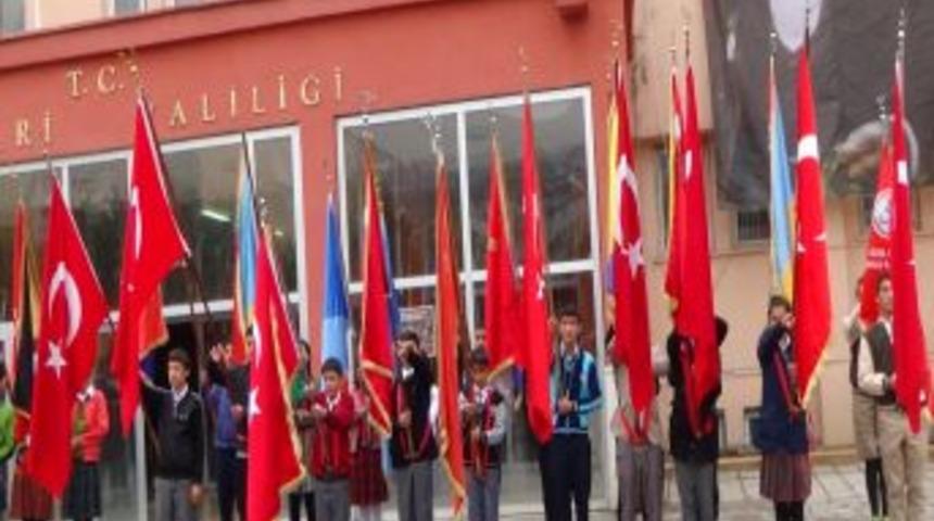 Hakkari'de Atat&uuml;rk T&ouml;renle Anıldı