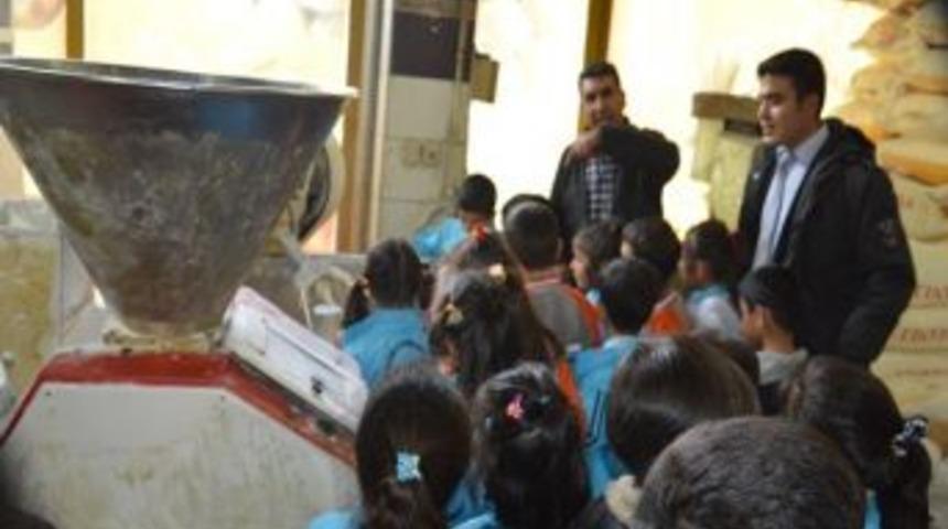 Kars&rsquo;ta Ekmek Yapımının Zorluğunu G&ouml;ren &Ouml;ğrenciler İsrafın &Ouml;n&uuml;ne Ge&ccedil;ecek