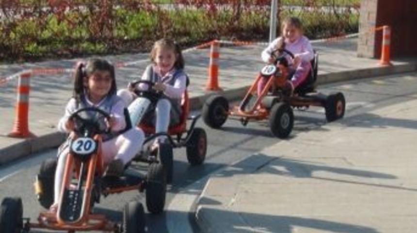 &Ouml;ğrenciler Serdivan Trafik Park'ta Bilin&ccedil;li Yaya Ve Bilin&ccedil;li S&uuml;r&uuml;c&uuml; Olmayı &Ouml;ğreniyor