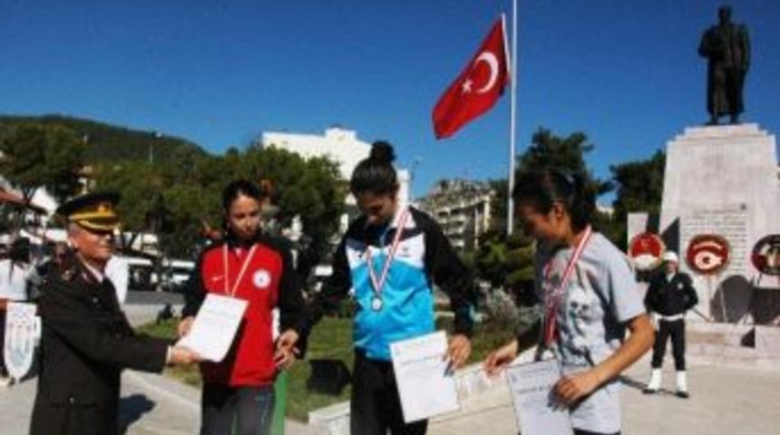 Atat&uuml;rk Yol Koşusu Yapıldı