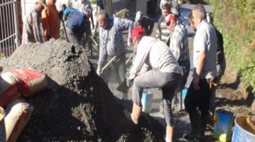 Devlet-millet Iş Birliği Ile Yollara Beton D&ouml;k&uuml;yorlar