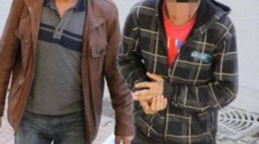 Balkondan &Ccedil;amaşır &Ccedil;alan 2 Kişi Yakalandı