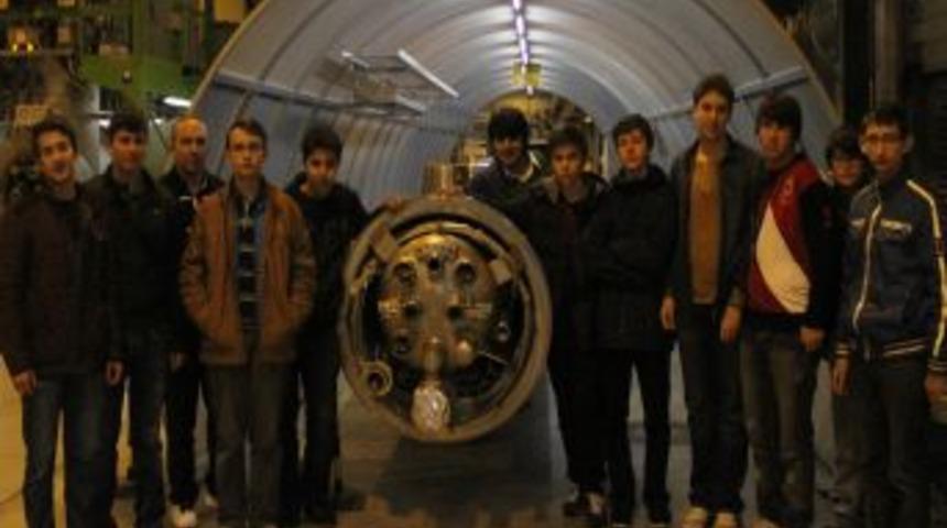 Necip Fazıl &Ouml;ğrencileri CERN'de Inceleme Yaptı