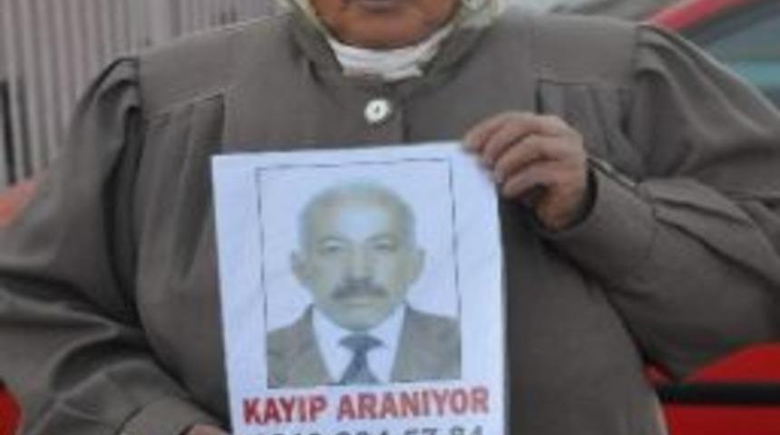 Kaybolan Kocasını Sokak Sokak Arıyor