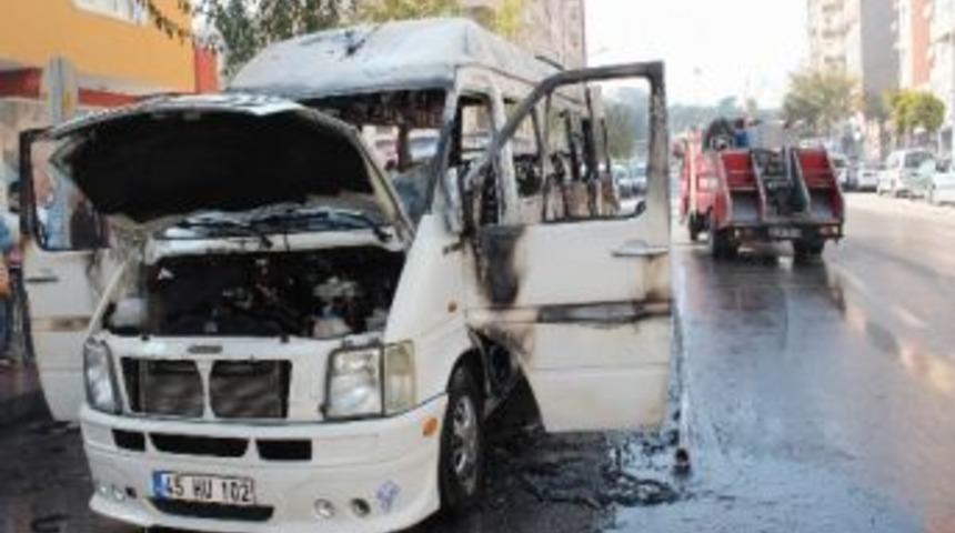Manisa'da Park Halindeki Okul Servis Aracı Yandı