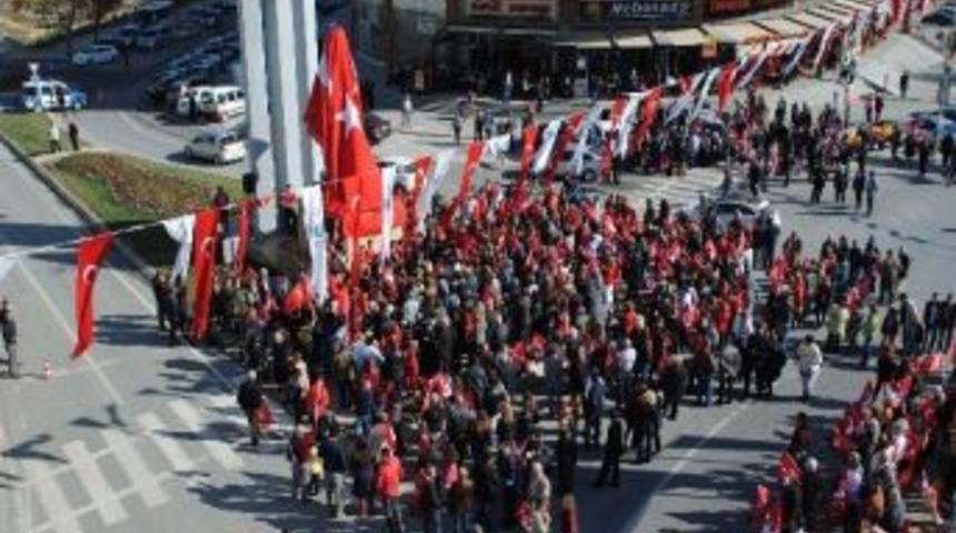 B&uuml;y&uuml;k&ccedil;ekmece'de Dev &lsquo;atat&uuml;rk&rsquo; Heykeli A&ccedil;ıldı