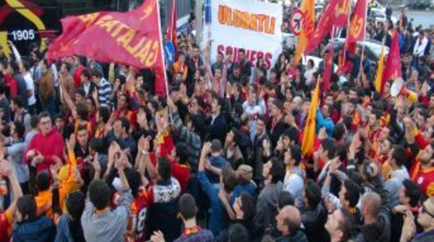 Galatasaraylılar Belediye Otob&uuml;s&uuml;n&uuml; Yumrukladı