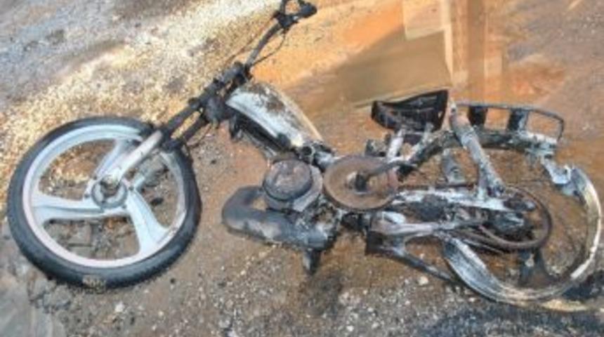 Babayla Kızını Taşıyan Motosiklet Alev Topuna D&ouml;nd&uuml;