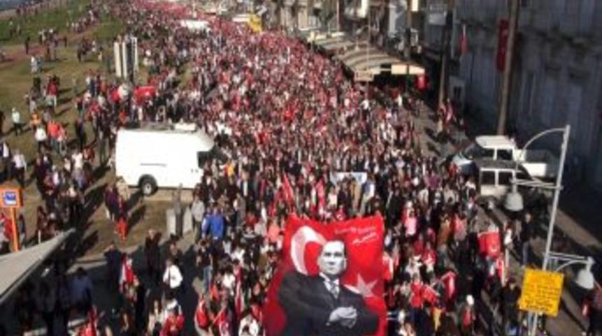 İzmir&rsquo;de Ata&rsquo;ya Saygı Y&uuml;r&uuml;y&uuml;ş&uuml;