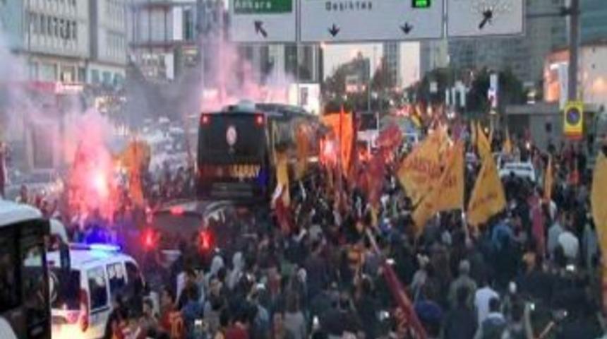 Galatasaray, Fenerbah&ccedil;e Ma&ccedil;ı I&ccedil;in Otelden Ayrıldı