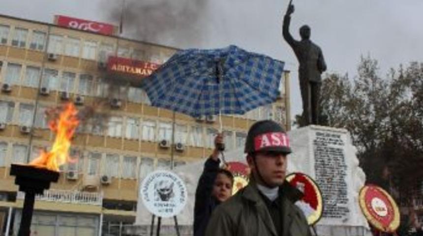 &Ccedil;ocuklar Askerler Islanmasın Diye Şemsiye Tuttu