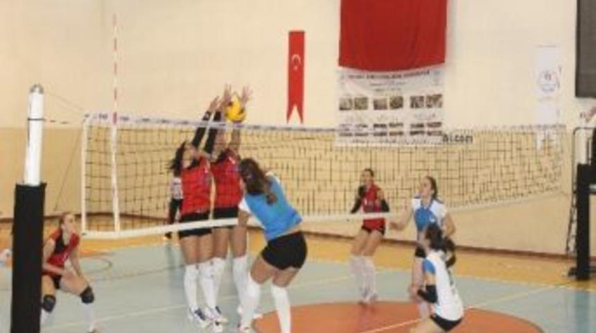 &Ccedil;iftlikk&ouml;y Belediyespor: 2 Bah&ccedil;elievler Belediyesi: 3