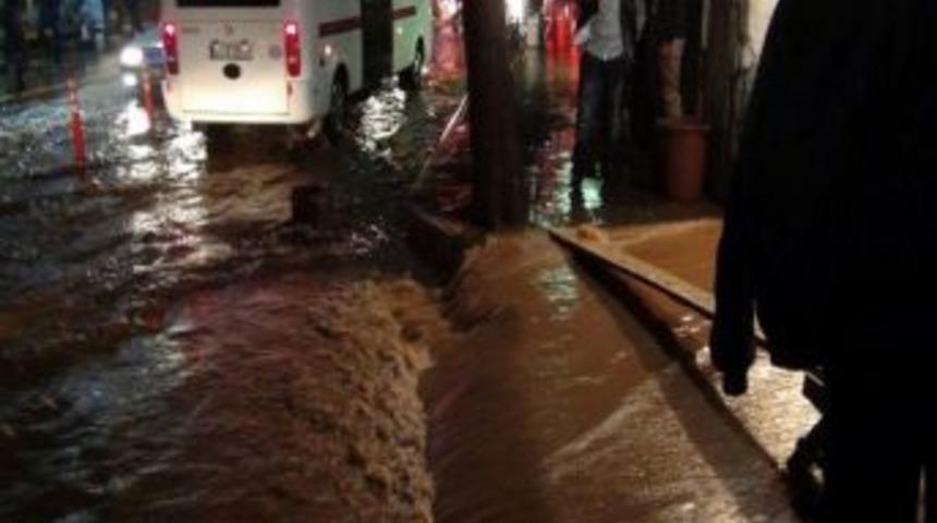 Siverek&rsquo;te Aşırı Yağış Sele Neden Oldu