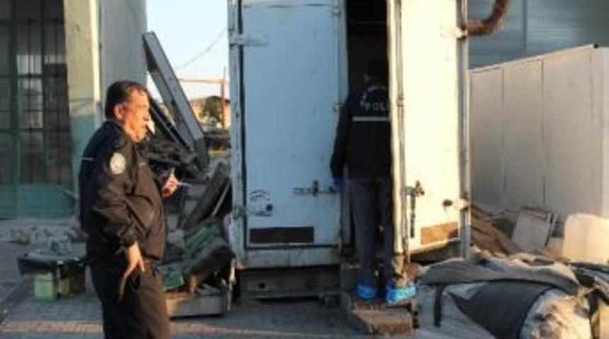 Barakada &ouml;l&uuml; bulundu