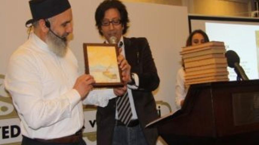 Babasının Resmine Kavuştu