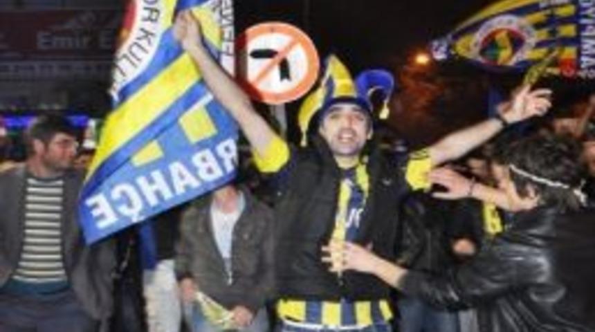 Kırklareli'de Fenerbah&ccedil;eliler Galibiyeti Doyasıya Kutladı