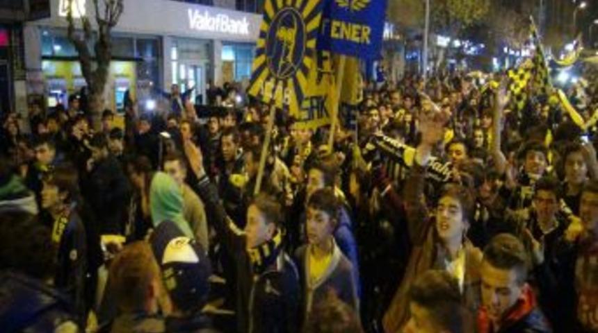 Fenerbah&ccedil;eli Taraftarlar Sevin&ccedil; G&ouml;sterisi Yaptı