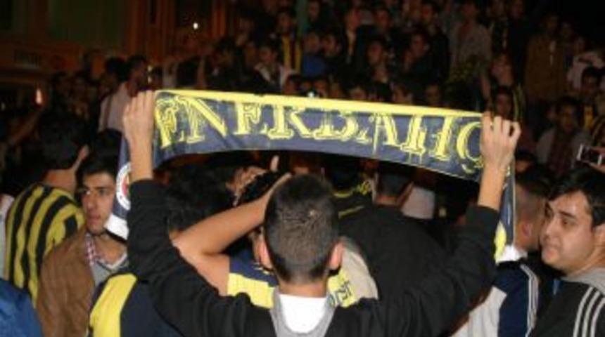 Fenerbah&ccedil;e'nin Galibiyetini Aydınlı Taraftarlar Da Kutladı