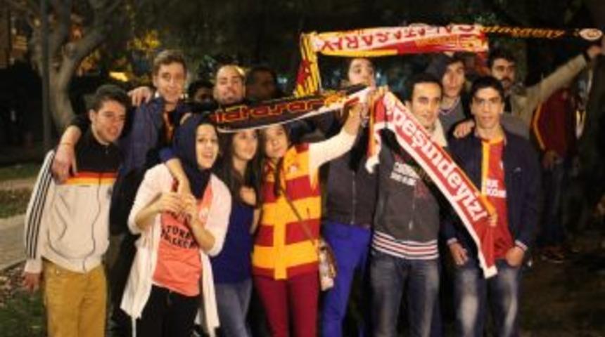Galatasaraylı Taraftarlar Takım Otob&uuml;s&uuml;n&uuml; Bekliyor