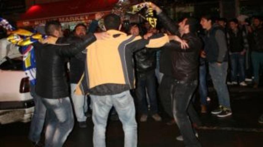 Fenerbah&ccedil;eliler, Galibiyeti Aslan Heykelinin &Uuml;zerine &Ccedil;ıkarak Kutladı