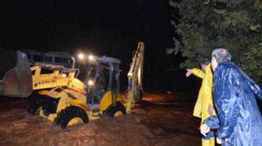 Viranşehir'de Şiddetli Yağış Sele D&ouml;n&uuml;şt&uuml;