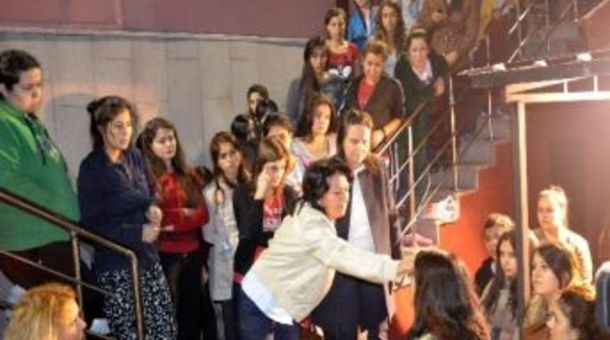 Kız &ouml;ğrencilerin sıcak su protestosu