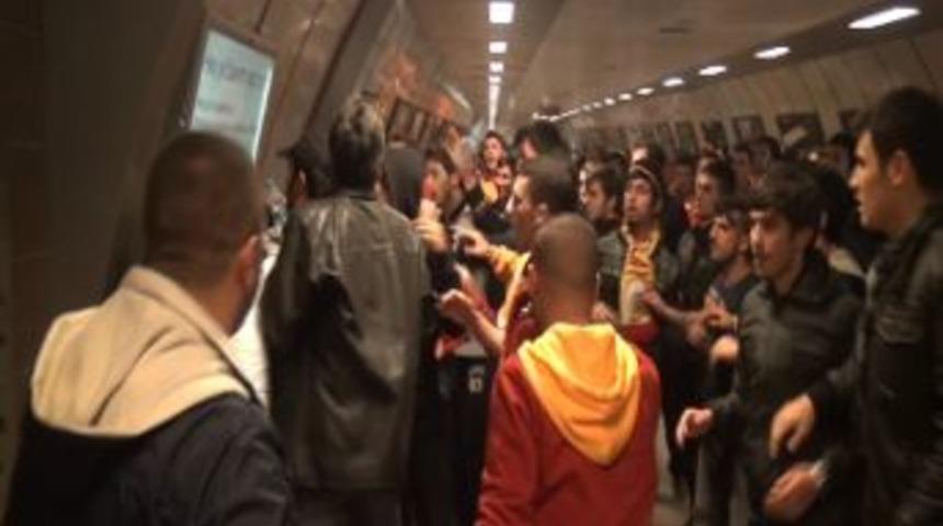 Taksim&rsquo;de Taraftarlar Arasında Arbede