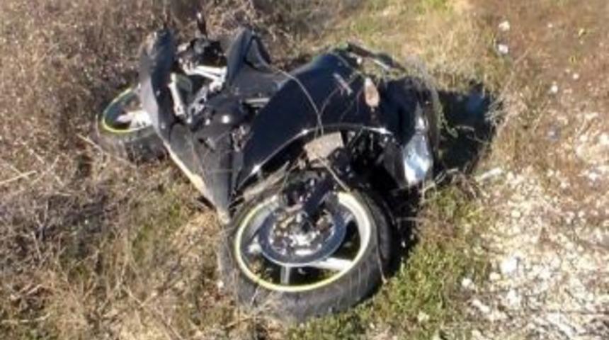 Virajı Alamayan Motosiklet Tarlaya U&ccedil;tu