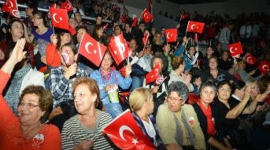 İzmir'de Ata'ya Yakışan Anma